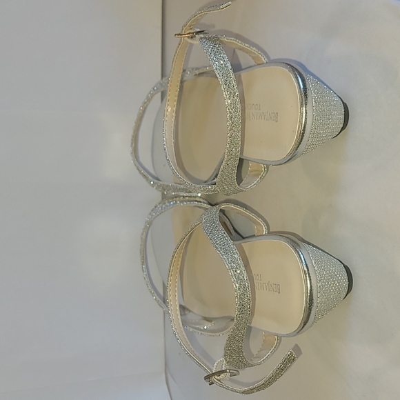 Touch Ups Women's Lena Wedge Sandal, Silver, 8 W - Picture 3 of 12